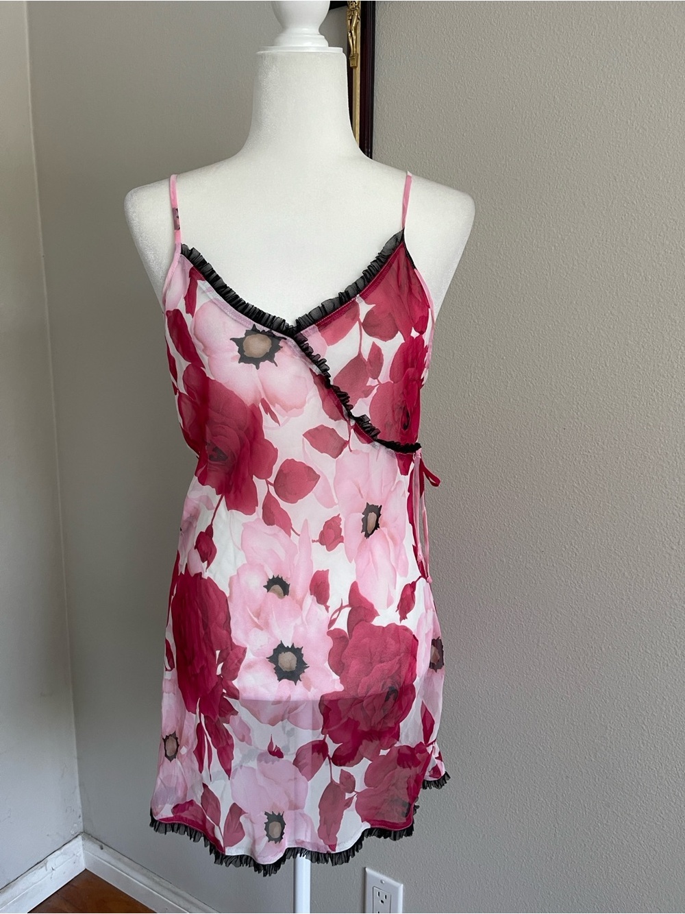 Jones New York Pink & Red Floral Satin Chemise with Black Trim